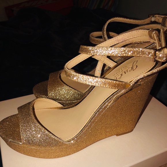 NWOT Glamorous Gold Jewel Badgley Mischka Size 8 - Picture 2 of 6